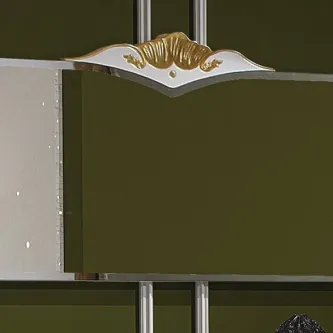 Moldura Khyara em madeira branca com ornamento dourado superior