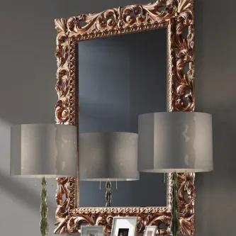 Espelho em talha Khyara com moldura dourada ornamentada e reflexo de candeeiros
