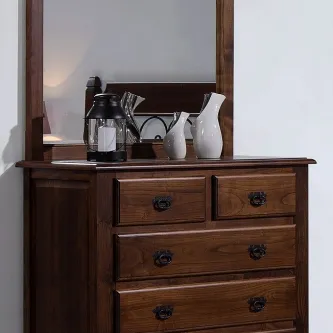 Cómoda de madeira escura com espelho, três jarros decorativos e candeeiro.