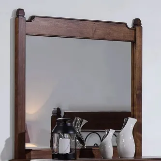 Espelho Valentino com moldura em madeira e jarros decorativos sobre móvel