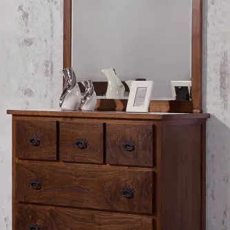 Cómoda de madeira escura com espelho, gavetas e objectos decorativos no tampo