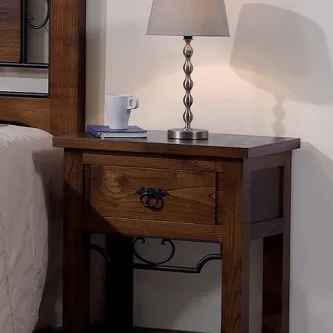 Mesa de cabeceira Angel em madeira com gaveta, puxador em anel e prateleira metálica