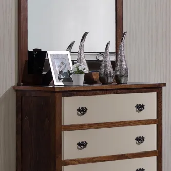Cómoda bicolor com espelho e três gavetas, objetos decorativos no tampo