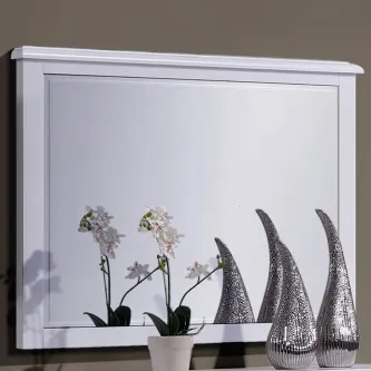 Espelho D. João retangular branco com orquídeas e esculturas prateadas em frente