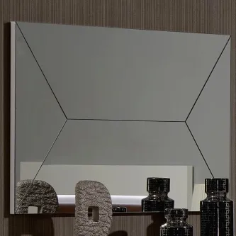 Espelho Kenzo retangular com linhas facetadas e objetos decorativos refletidos