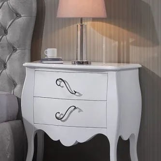 Mesa de cabeceira Bulgari branca com duas gavetas e puxadores ornamentados