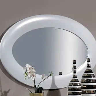 Espelho Bulgari oval com moldura branca, orquídea e vasos listrados