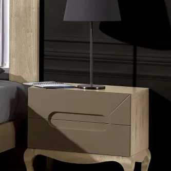 Mesa de cabeceira Kenzo Panamera em madeira clara com dois gavetões e candeeiro