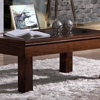 Mesa de centro Lagoa em madeira escura com tampo de vidro e objetos decorativos