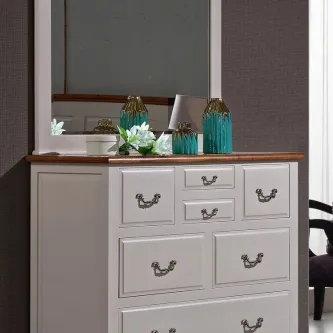 Cómoda bicolor branca com tampo castanho e espelho, vasos azuis e flores no topo
