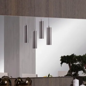 Espelho de sala Fly Panamera refletindo candeeiros pendentes e planta