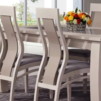 Cadeira Fly Panamera em madeira creme com assento estofado cinzento junto a mesa de jantar