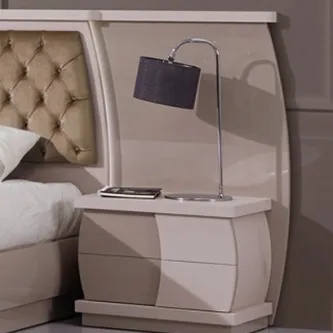 Mesa de cabeceira Fly Panamera creme com dois gavetões curvos, candeeiro cromado e livro