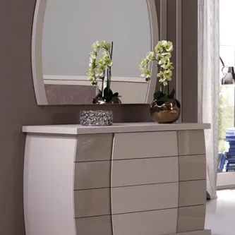 Cómoda com espelho oval, acabamento branco e bege, orquídeas em vaso