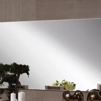 Espelho de sala Carrera retangular sobre aparador com vasos e plantas