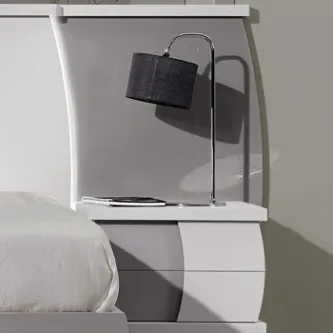 Mesa de cabeceira Carrera branca com candeeiro metálico e gavetas curvas