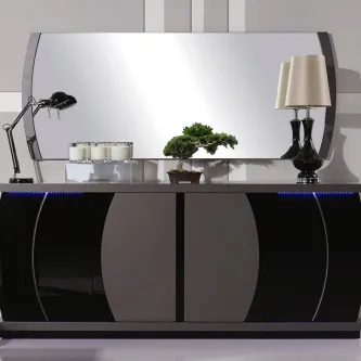 Aparador com espelho Mustang preto brilhante com candeeiro, velas e planta sobre tampo