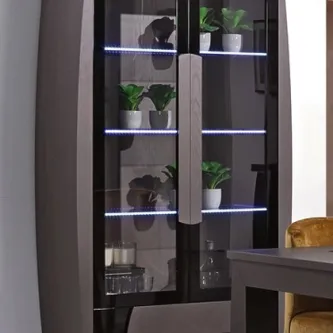 Vitrine Mustang em madeira escura com portas de vidro e prateleiras iluminadas