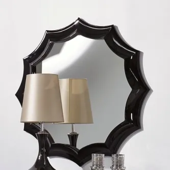 Espelho redondo Mustang com moldura preta ondulada e abajur refletido