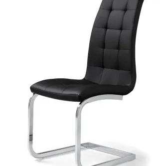 Cadeira preta estofada com quadrados acolchoados e base cantilever cromada