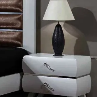 Mesa de cabeceira Bentley branca com duas gavetas e candeeiro de mesa