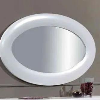 Espelho Bentley redondo com moldura branca pendurado numa parede cinzenta