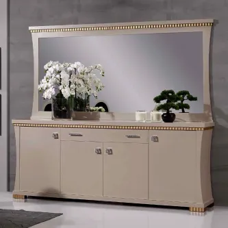 Aparador com espelho estilo Império, flores brancas e bonsai sobre superfície bege