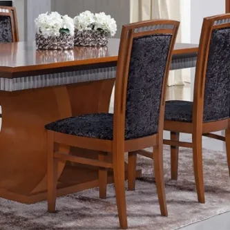 Cadeira Imperio Classic em madeira com estofos veludo preto ao lado de mesa de jantar