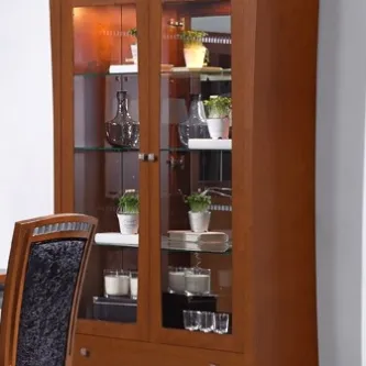 Vitrine Imperio em madeira com portas de vidro e prateleiras com plantas e copos