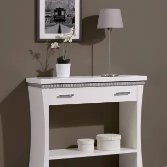 Consola Imperio branca com gaveta, candeeiro, planta e caixas decorativas