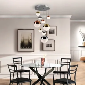 Candeeiro de teto Sphere App com esferas metálicas pendentes sobre mesa de jantar