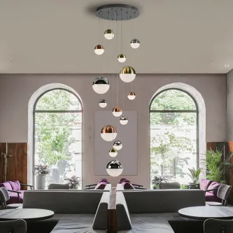 Suspensão com 14 esferas metálicas e brancas pendentes de placa circular