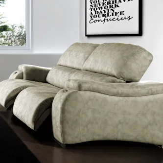 Este é o sofá 2 lugares Koris Relax um sofá moderno, aconchegante e confortável para desfrutar ainda mais das suas noites.