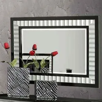 Espelho Gaudi retangular com moldura ondulada preto e branco e dois vasos com tulipas vermelhas