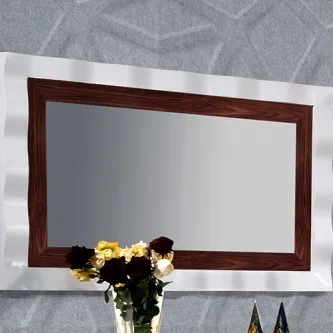 Espelho Queen I com moldura castanha e borda branca ondulada, vaso com flores à frente