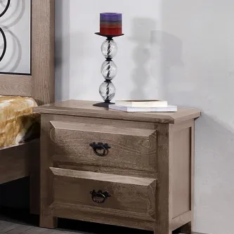 Mesa de cabeceira Lua em madeira rústica com duas gavetas e castiçal decorativo