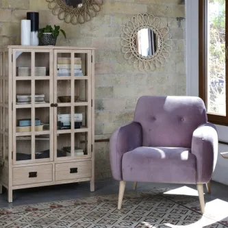 Poltrona Bali violeta com pés de madeira em sala junto a móvel vitrina e espelhos