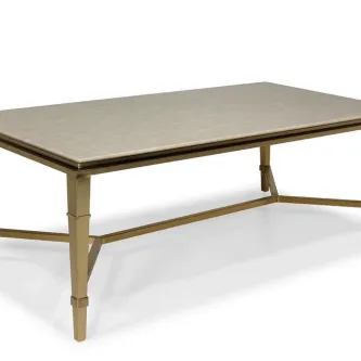 Mesa de centro Golden retangular com tampo claro e estrutura dourada