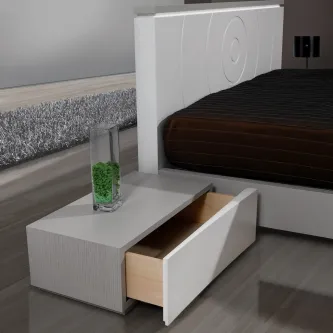 Mesa de cabeceira Almer branca com gaveta aberta e vaso com planta ao lado da cama