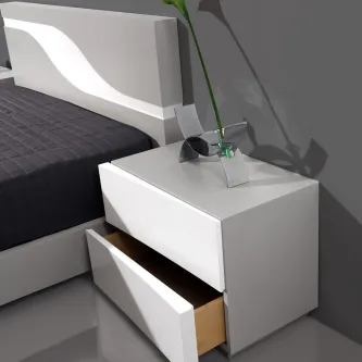 Mesa de cabeceira Luxer branca com gaveta aberta e candeeiro minimalista