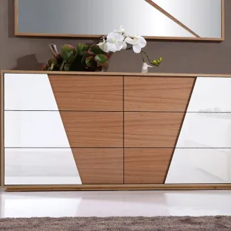 Cómoda imag em madeira com frentes brancas em triângulo e orquídea sobre o tampo