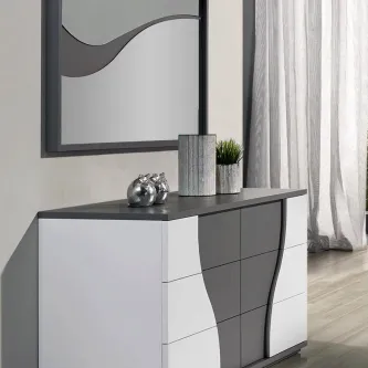 Cómoda branca e cinzenta com painéis ondulados e espelho rectangular, com vasos.