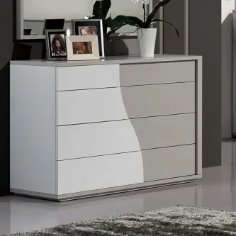 Cómoda Luka II branca de quatro gavetas com acabamento brilhante e topo decorado