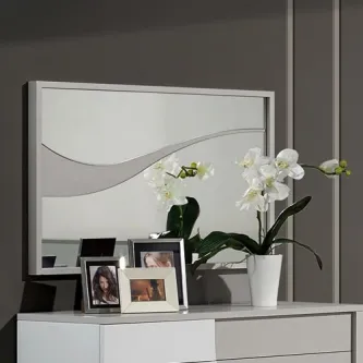 Espelho Luka II retangular com moldura branca sobre cómoda, orquídea e molduras