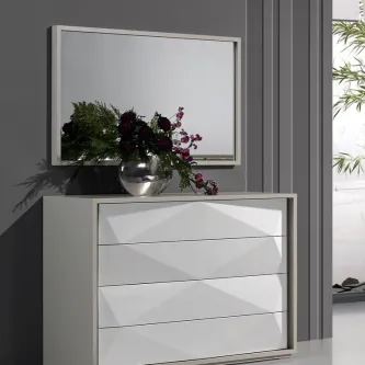 Cómoda branca moderna com três gavetas e espelho retangular, vaso prateado com flores