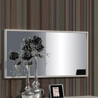 Espelho Divine II retangular com moldura prateada, reflexo parcial, vaso e moldura fotográfica