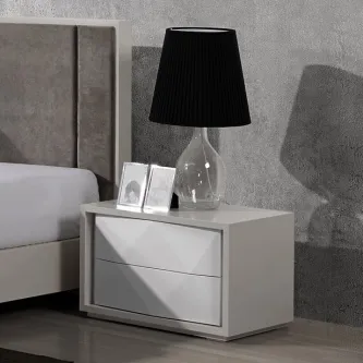 Mesa de cabeceira Divine II branca com duas gavetas, candeeiro preto e molduras.