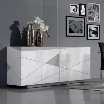 Aparador Milene branco com padrão geométrico, dois vasos com flores e quadros na parede