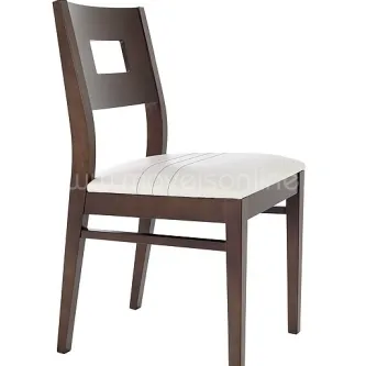 Cadeira Marty de madeira castanha com assento branco estofado e recorte quadrado no encosto