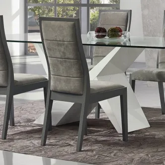 Cadeira Dama cinzenta estofada com costas altas e pernas escuras junto a mesa de vidro